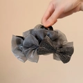 Dettaglio molletta per capelli con fiocco in organza grigia e strass scuri - 13cm / Grigio