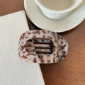 Vista dall'alto dettagliata di una pinza per capelli a tartaruga con stampa leopardata - Leopardo Caffè Chiaro