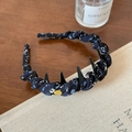 Cerchietto in tessuto floreale blu navy con pettine antiscivolo ed elegante logo in metallo oro - Cerchietto Blu Marino Etichetta Dorata