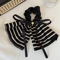 Dettaglio di scrunchie a fiocco a righe stile francese con placca d'oro su tessuto - Righe Nere
