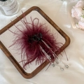 Détail d'une pince à cheveux en plumes bordeaux avec des pompons en strass brillants - Style pompon / 7cm / Bordeaux