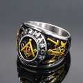 Polierter Freimaurer Ring aus Edelstahl mit G-Logo und Kompass auf dunklem Spiegelhintergrund - US 7 / Gold & Silber