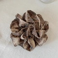 Dettaglio del grande elastico per capelli in tessuto paisley con trama a pieghe - Fiore da Testa Marrone Paisley