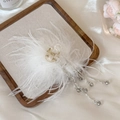 Detalle de pinza para el pelo de plumas blancas con borla larga de strass y cuentas - Estilo Borla Blanca