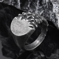 Makroaufnahme eines Siegelrings im Punk-Stil mit unregelmäßigen Bergtexturen auf dunklem Fels - Größe 7 / Stachelige Bergtextur Runder Siegelring (Modell 24) / Antik-Silber