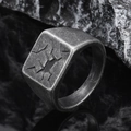 Makro-Detail eines quadratischen Titanstahlrings mit rissiger Textur auf dunklem Stein - Größe 7 / Oxidiertes Vintage Unregelmäßiger Riss Quadratisch (Modell 23) / Antik-Silber