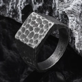 Detailaufnahme eines quadratischen Punk-Rings aus Titanstahl mit Hammerschlag-Textur - Größe 7 / Punk Industrial Gehämmerter Quadratischer Stil (Modell 4) / Antik-Silber
