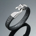 Heren lederen armband met zilveren drakenkop sluiting op een donkere ondergrond - Zwart / 22cm