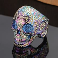 Regenboog schedelring met bloemenpatroon in reliëf en kleurrijke metalen afwerking - Regenboog
