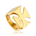 Polierter goldener Edelstahlring mit Malteserkreuz-Design in 45-Grad-Seitenansicht - US 7 / Gold