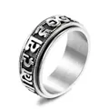 Anello rotante vintage in acciaio inox con mantra in rilievo argento su fondo nero - US 7 / Color Acciaio