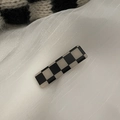 Gros plan sur la pince à cheveux rectangulaire à motif damier en acétate de qualité - 1 Pièce / Grille Rectangulaire