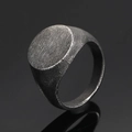 Herren Siegelring aus Titanstahl in Gunblack mit industriell gebürsteter Metalloberfläche - Größe 7 / Gebürstetes Vintage Rund Flach (Modell 26) / Antik-Silber
