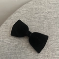 Detalle macro de un lazo para el pelo en terciopelo negro de alta calidad y suavidad - Negro Pinza de Pico de Pato