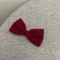 Vista detallada del lazo de terciopelo rojo oscuro con elegante textura de felpa - Pinza para Pelo Rojo Vino