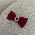 Primer plano del lazo de terciopelo burdeos con hebilla cuadrada de diamantes de imitación - Pinza para Pelo Strass Rojo Vino