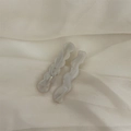 Détail de pinces à cheveux vagues marbre blanc sur soie beige, barrettes en acétate - Ensemble Motif Marbre Blanc