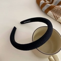 Minimalistisches schwarzes gepolstertes Stirnband aus Strickstoff mit Etikett - Klassisches Schwarz
