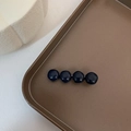 Dettaglio di un fermaglio per capelli vintage con sfere blu scuro su base dorata - Blu navy