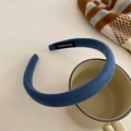 Schicker blauer gepolsterter Stoffhaarreif mit Handmade-Label und Twill-Strickstruktur - Dunstblau