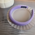 Détail du serre-tête en tricot violet avec étiquette faite main sur plateau céramique - Violet