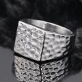 Quadratischer silberner Titanstahlring mit gehämmertem Finish für Herren - Größe 7 / Gehämmerte quadratische Ebene (Stil 4) / Stahlfarben