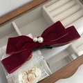 Elegante fermaglio per capelli in velluto rosso con doppie perle bianche e clip in metallo - Fiocco in Velluto Rosso Con Perle