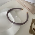 Dettaglio del cerchietto in pelle PU viola con denti antiscivolo e punte dorate - Viola