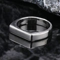 Geometrischer Titanstahl-Herrenring mit flachem V-förmigem Winkel-Design in Silber-Finish - Größe 7 / V-Form Winkelgeometrischer Flächenstil (Modell 7) / Stahlfarben