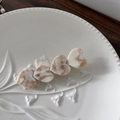 Detalle de pinza para el pelo de acetato marmoleado con forma de corazón en plato retro - Mármol
