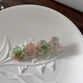 Detalle de una pinza para el pelo en forma de corazón con textura de mármol rosa y verde - Rosa y Verde