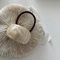Elastico per capelli retrò beige crema martellato con cordino elastico marrone scuro - Stile Ovale
