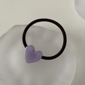 Detalle de una goma de pelo con corazón lavanda sobre una bandeja mate estética - Morado