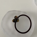 Detalle del coletero con corazón de acetato y patrón de carey en bandeja - Carey Oscuro