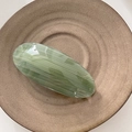 Détail d'une barrette à cheveux marbrée vert clair avec lettrage Barrette La France doré - Vert matcha