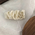 Vista dettagliata di un fermaglio per capelli in raso crema con elegante fiore di perle - Fermagli BB