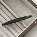 Eleganter smaragdgrüner Marmor Haarclip mit Barrette La France Schriftzug auf Holzbox - Grün Oval Stil