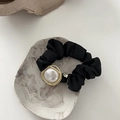 Nahaufnahme eines schwarzen Satin-Scrunchies mit weißen Kunstperlen und Golddraht-Deko - Große Perlendekoration (Fang Zhen Zhu) / Schwarz