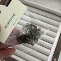 Detailansicht der Mini Blumen Haarklammern in Rauchgrau mit robuster Metallfeder - Grau