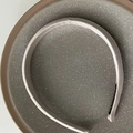 Détail d'un serre-tête en satin champagne fait main avec une texture de soie de qualité - Gris Champagne