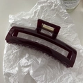 Detalle de la pinza rectangular para el cabello granate con muelle de metal dorado - Rojo Púrpura Oscuro
