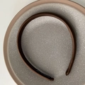 Vue détaillée du serre-tête en satin marron foncé avec étiquette fait main - Marron