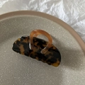 Détail d'une pince à cheveux motif léopard écaille de tortue sur une assiette en céramique - Écaille de Tortue Foncée
