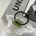 Minimalistisches Haargummi mit durchscheinender olivgrüner Acrylperle in Erbsenform - Transparentes Grün