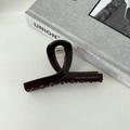 Gros plan détaillé de la pince à cheveux marron foncé avec impression dorée élégante - Café Foncé