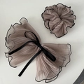 Detalle de la pinza para el pelo con lazo de organza topo y coletero plisado a juego con borde - Coletero marrón