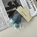 Paire de pinces à cheveux coeur en bleu et vert marbré sur un magazine de mode - 2 Pièces/Ensemble / Bleu