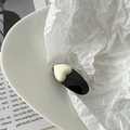 Dettaglio di fermaglio per capelli ovale nero minimalista con cuore crema su ceramica - Fermagli per capelli a becco d'anatra / Base Nera