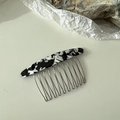 Detailansicht eines Haarkamms aus Marmor-Acetat mit zehn polierten silbernen Zinken - Schwarz Weiß (Zufälliges Muster)