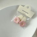 Detalle de pinzas para el pelo con flores rosas de resina en una bandeja de cerámica blanca - Clip de Base Blanca